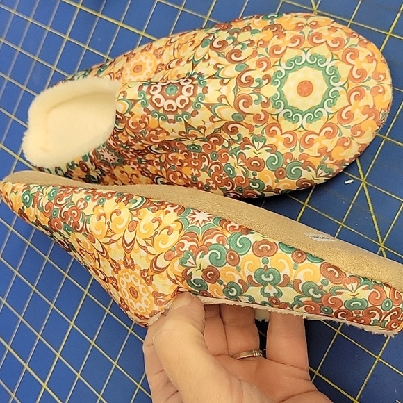 Super Soft Colorful Slippers Size 10 Brand New - Picture 4 of 4